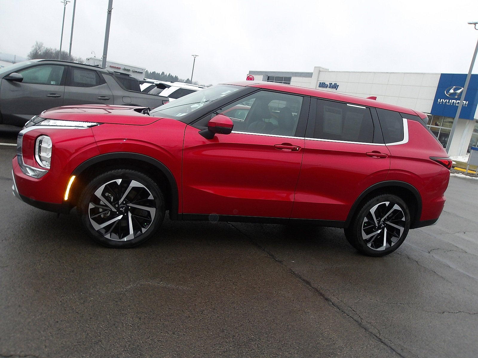 2024 Mitsubishi Outlander Base