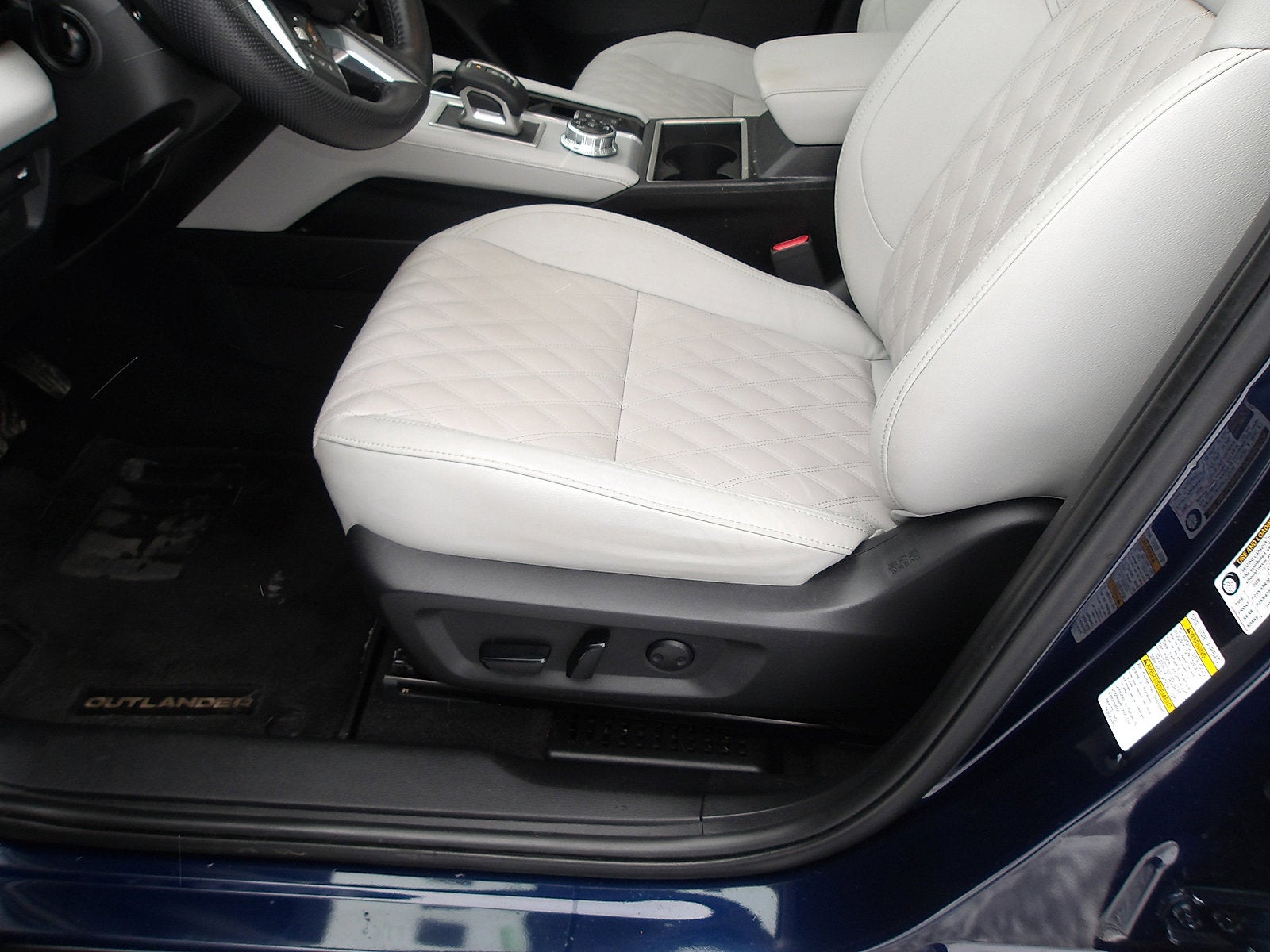 2023 Mitsubishi Outlander Base